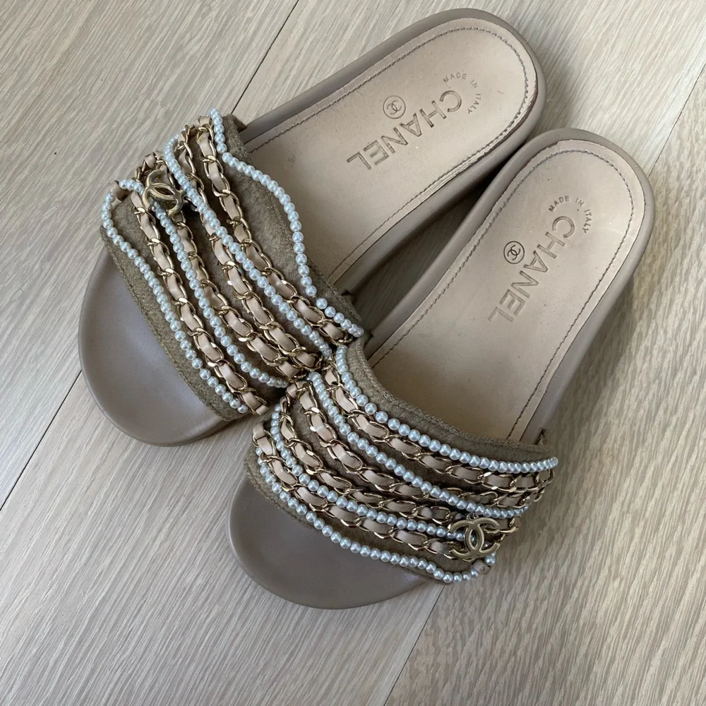 CHANEL Beige and Gold Sandals - Picture 5 of 7